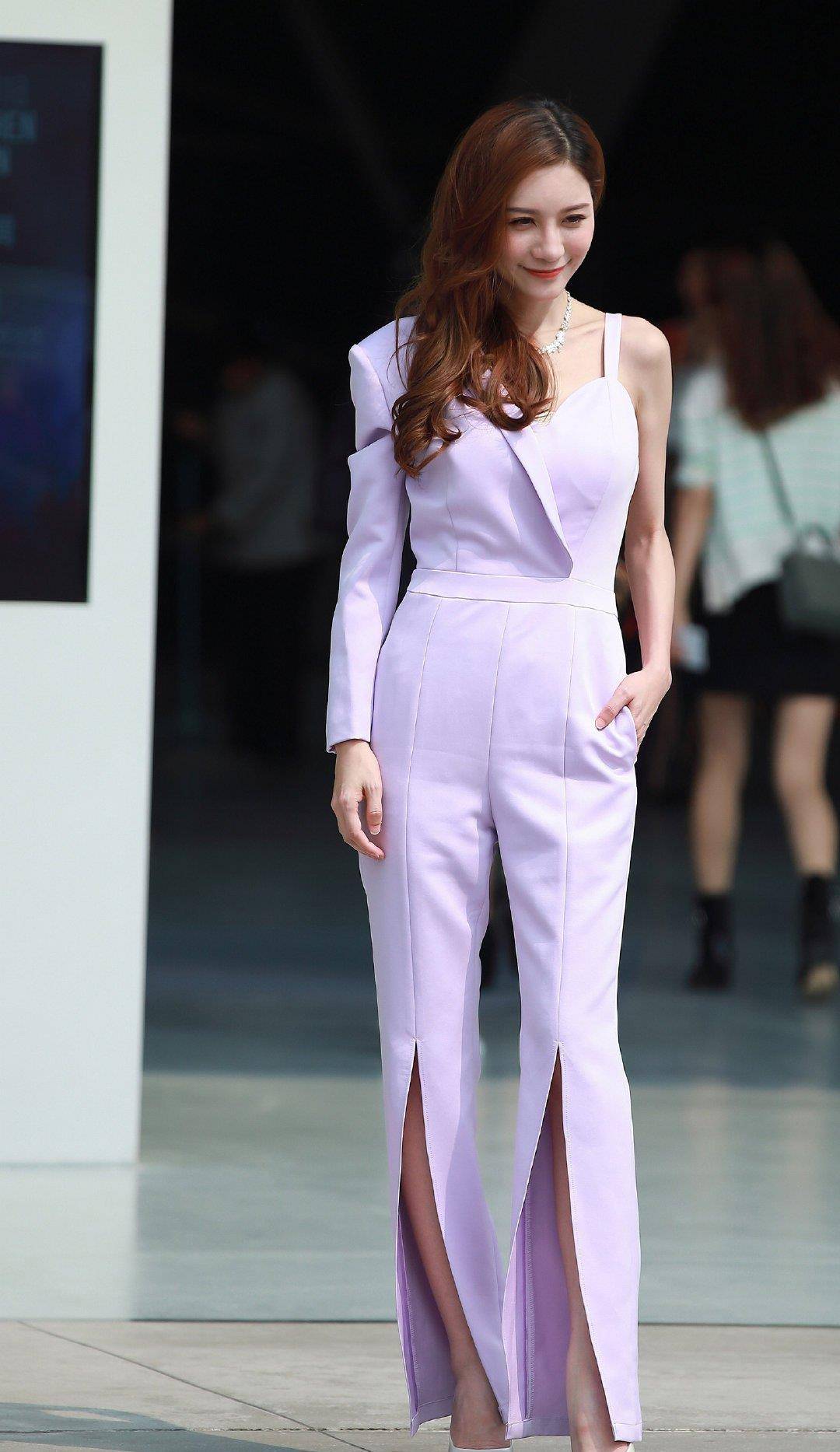 入秋以后连体裤是最佳穿搭,搭配高跟鞋,穿出窈窕身姿