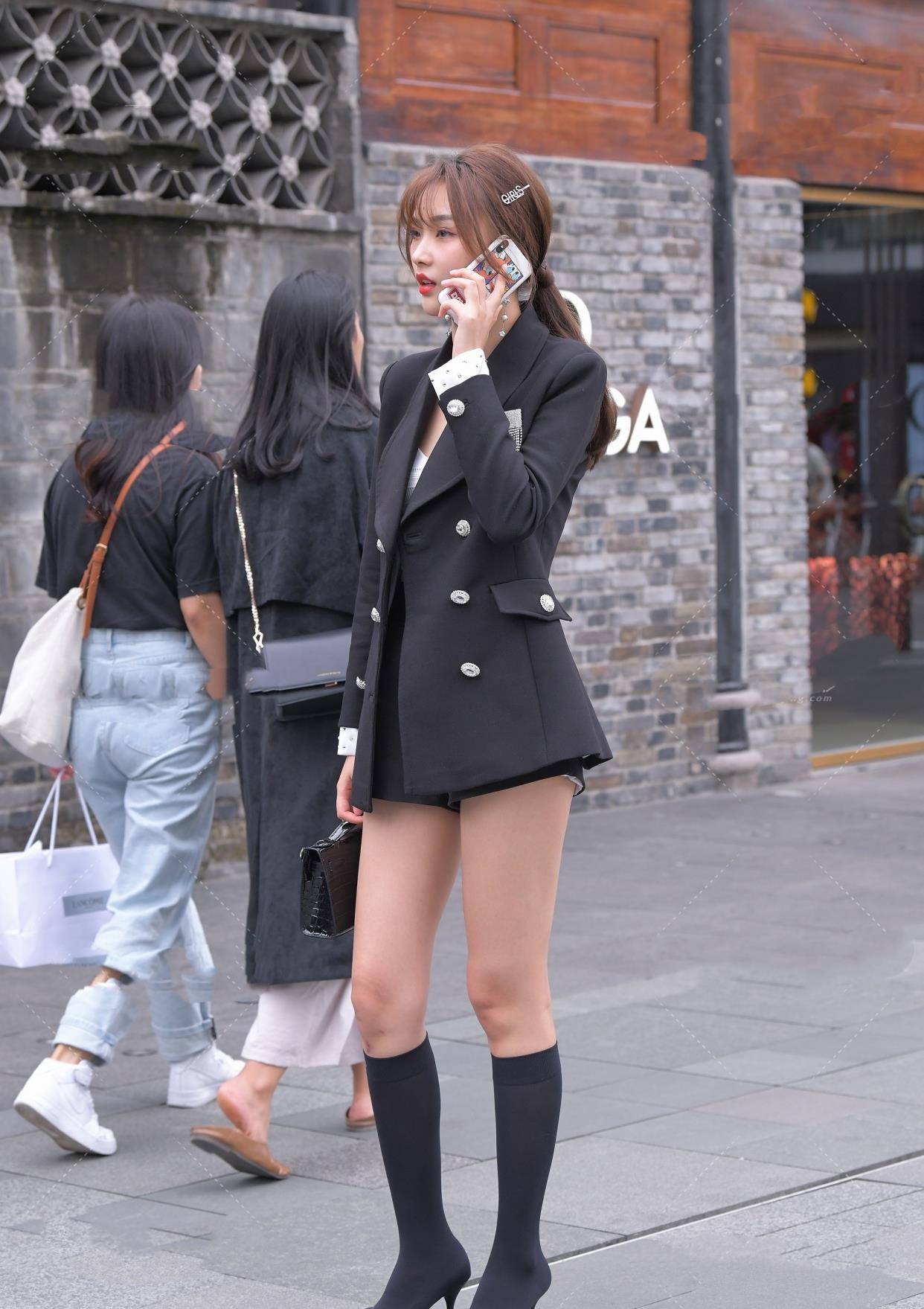 黑色西装搭配短裤脚上穿了一双高筒袜子靴保暖显腿长又优雅