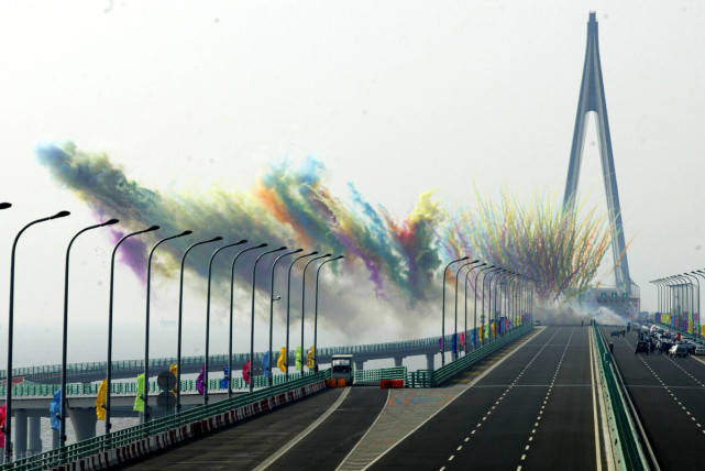 杭州湾跨海大桥随着2008年杭州湾跨海大桥的建成通车随后两年新区正式