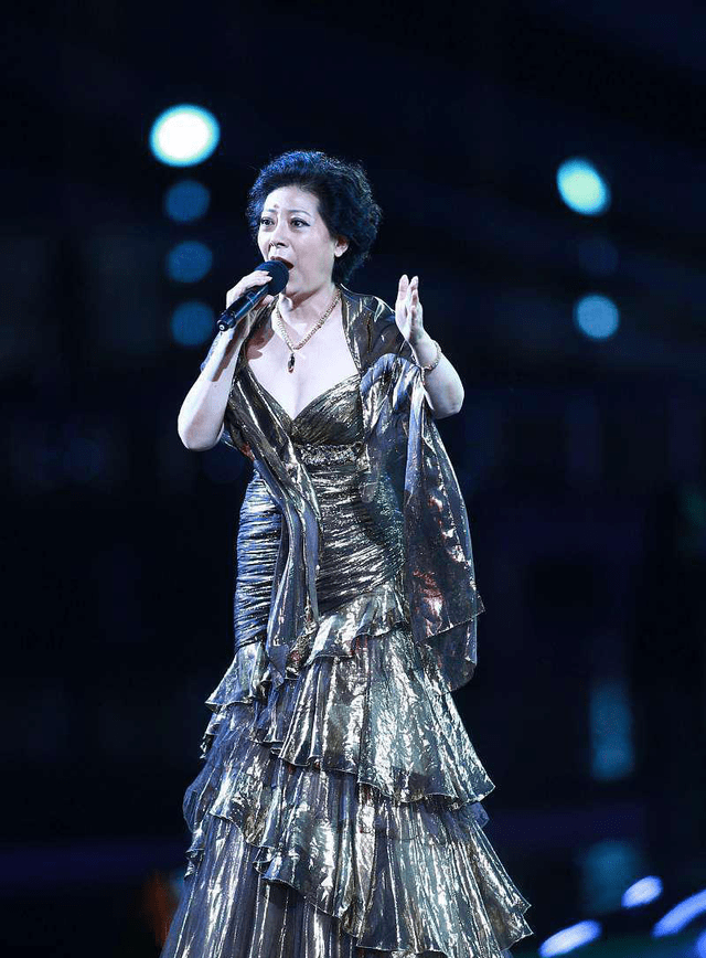 关牧村的身材真不错,穿紧身的裙子不像奔七的人,高级感让人佩服_礼服