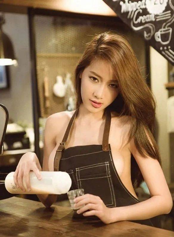 动人的容颜,再加上她在写真当中全身只挂了一条围裙,这尺度之大可想而