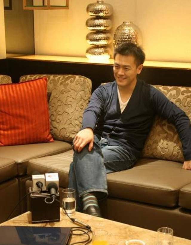 刘鸣炜牵手小女友逛街,富家子弟偏爱灰姑娘,欲复制甘比上位之路