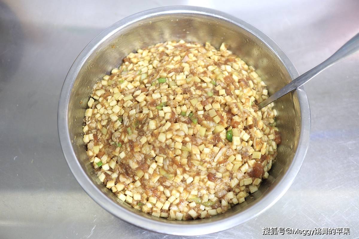 8. 青稞面团比较大,分成两块易揉均匀,光滑