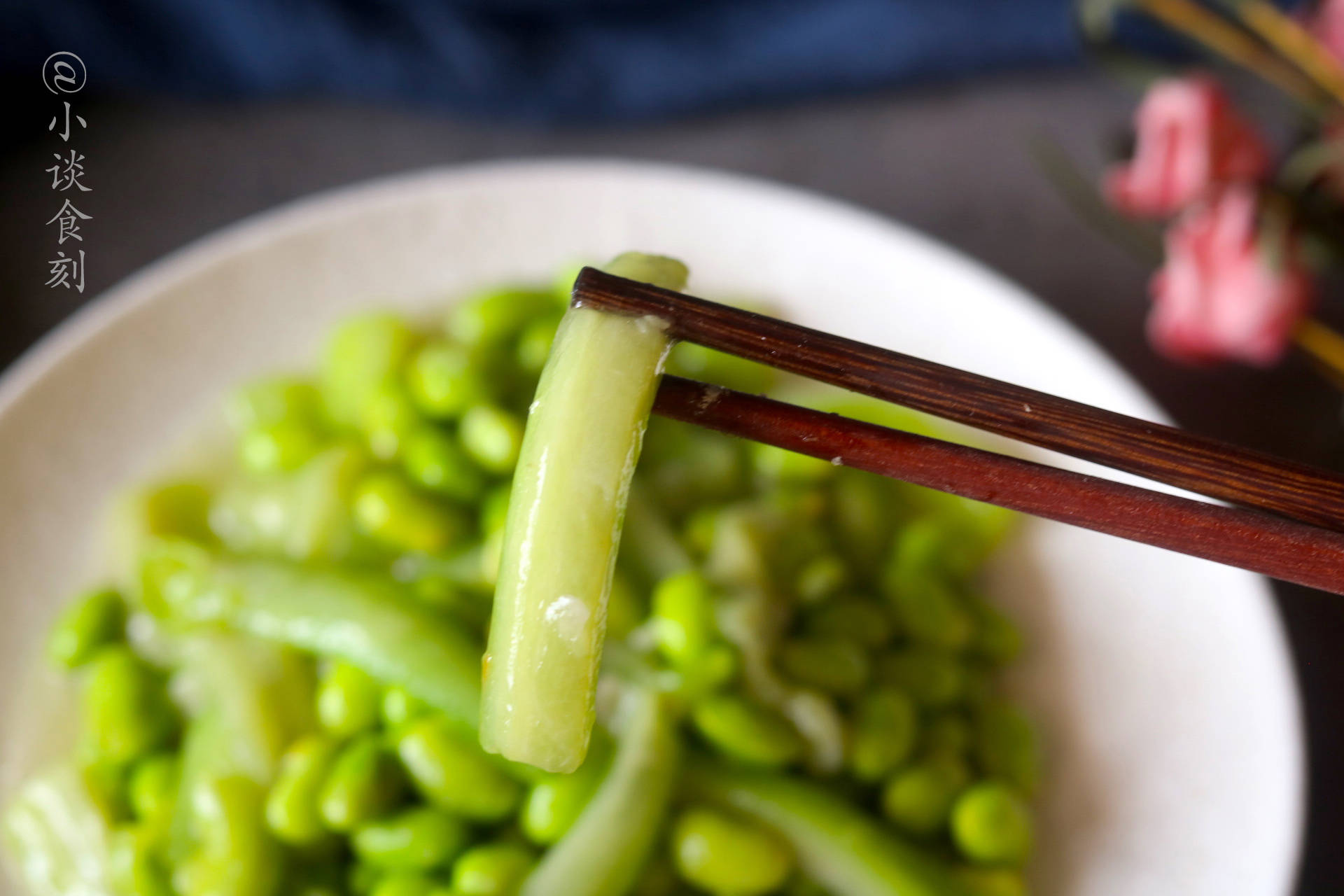 5月,絲瓜毛豆一起搭,下鍋一煮一燒,顏色青翠,鮮香爽口好下飯