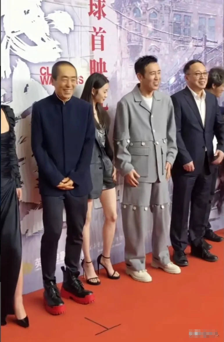 他年纪最大,但是张艺谋无疑是最抢眼的那个,于和伟身高179,看起来都不