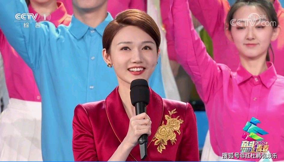 原创龙洋主持央视五四晚会表现完美舞台形象亲和力台风都比李思思更胜