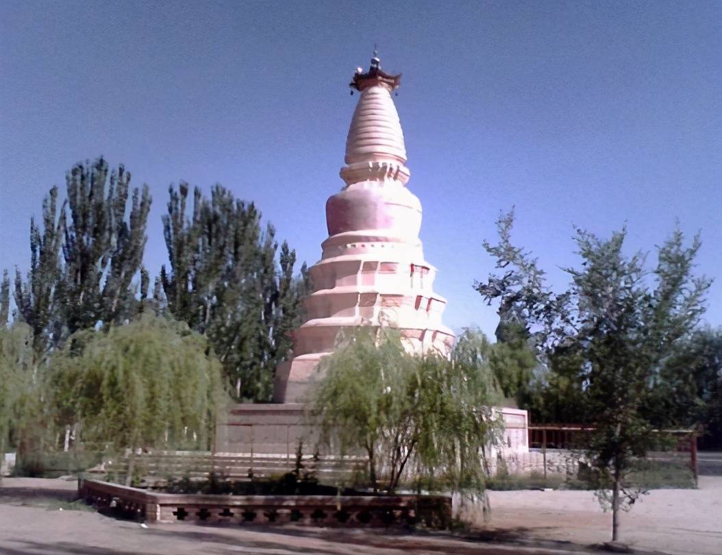 现如今的七里镇已经成为敦煌的"顶流乡镇",每年都在迎接着来自全国