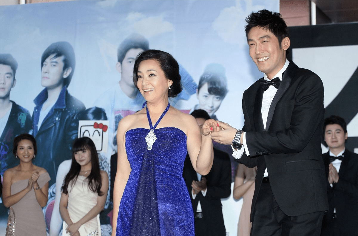 原创戴春荣自带皇后娘娘气势穿礼服裙贵气又优雅倍有阔太太范