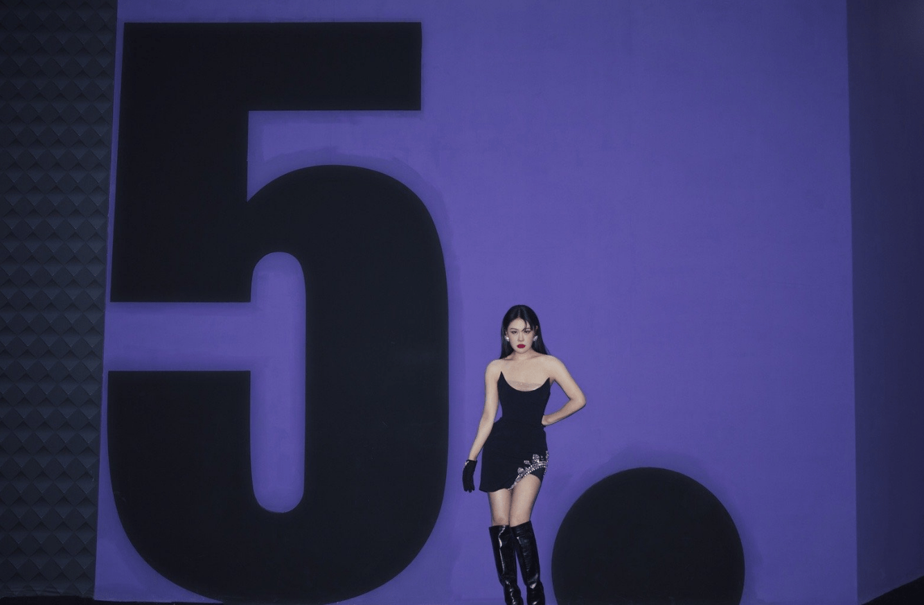 袁娅维的舞台造型绝了,黑色修身裙配黑色长靴,一颦一笑风情万种