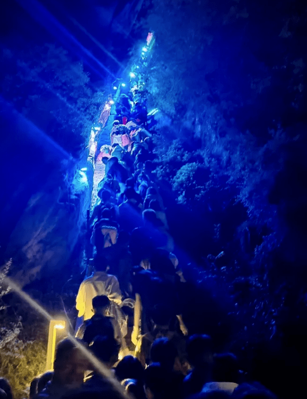 夜晚的华山,排队爬山
