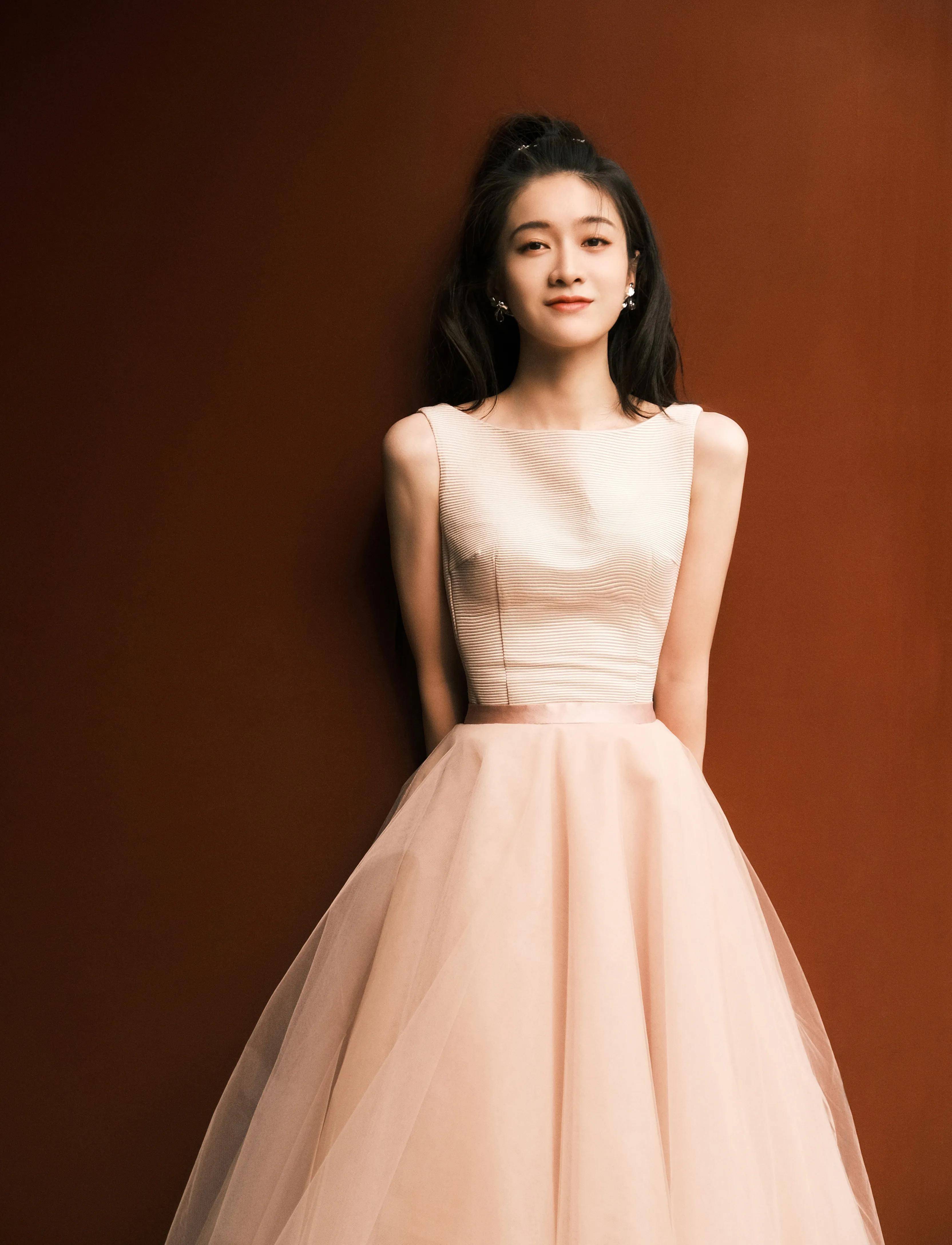 张雪迎亮相央视五一特别节目用歌声致敬劳动者