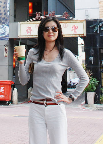 周涛李红真知性会穿,修身连衣裙搭高跟鞋端庄大气,照穿有书卷气