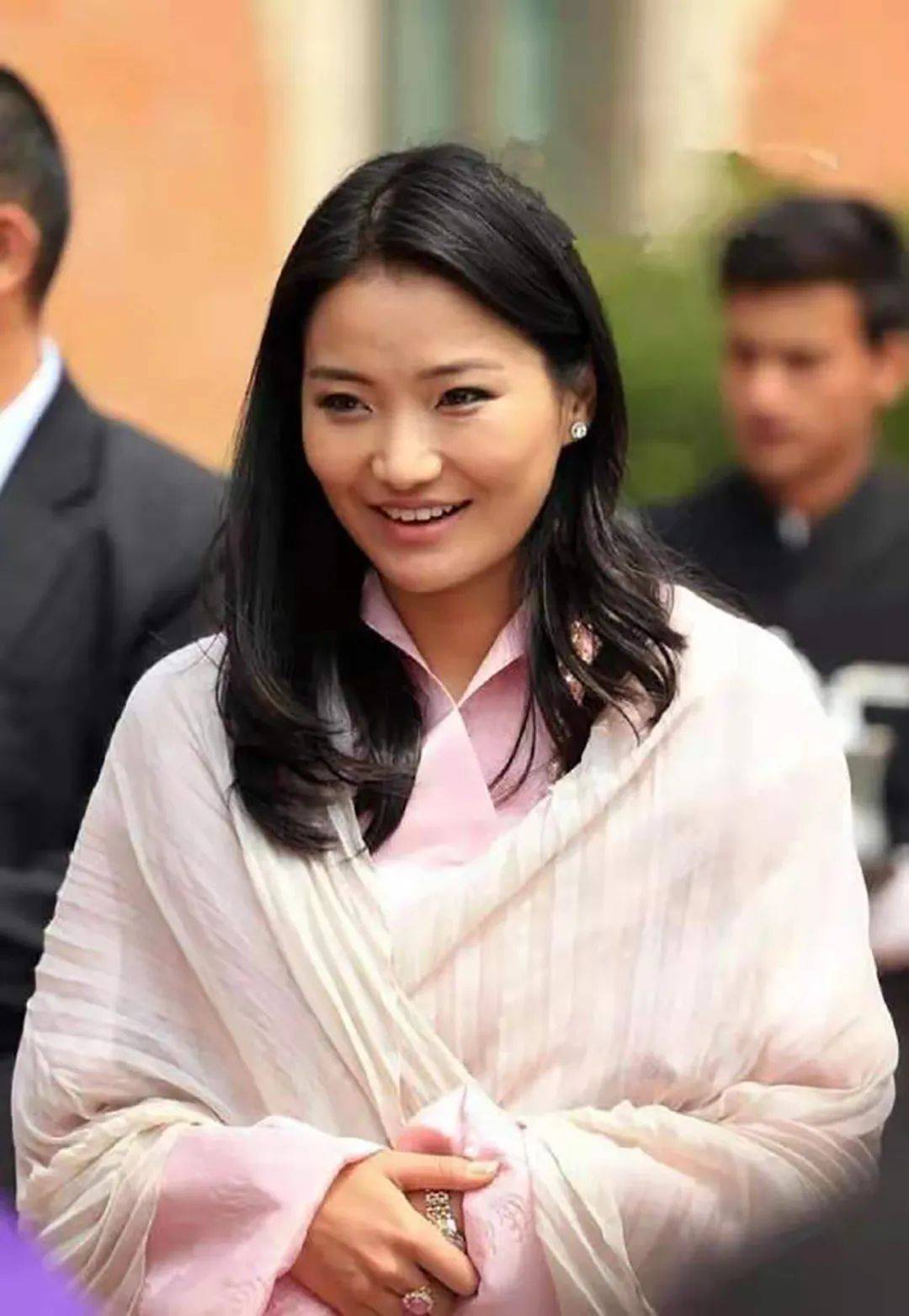 30岁不丹王后夏日清凉穿夹脚凉鞋配长裙涂上大红指甲油美呆了