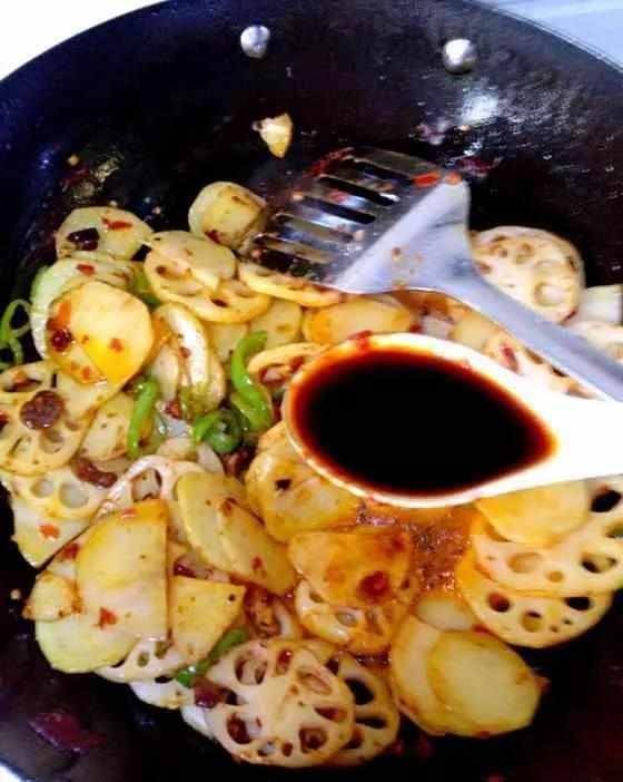 花椒|干锅土豆藕片，爽脆入口，全家都爱吃，筷子不停歇！