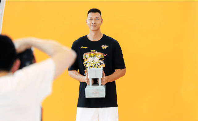 在总决赛击败辽宁男篮夺得队史第十一座总冠军奖杯后,广东男篮全队