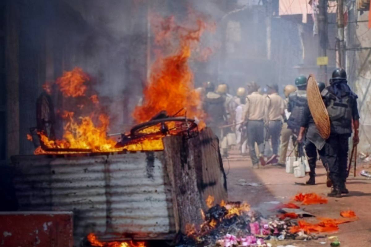 印度爆发大规模骚乱图片