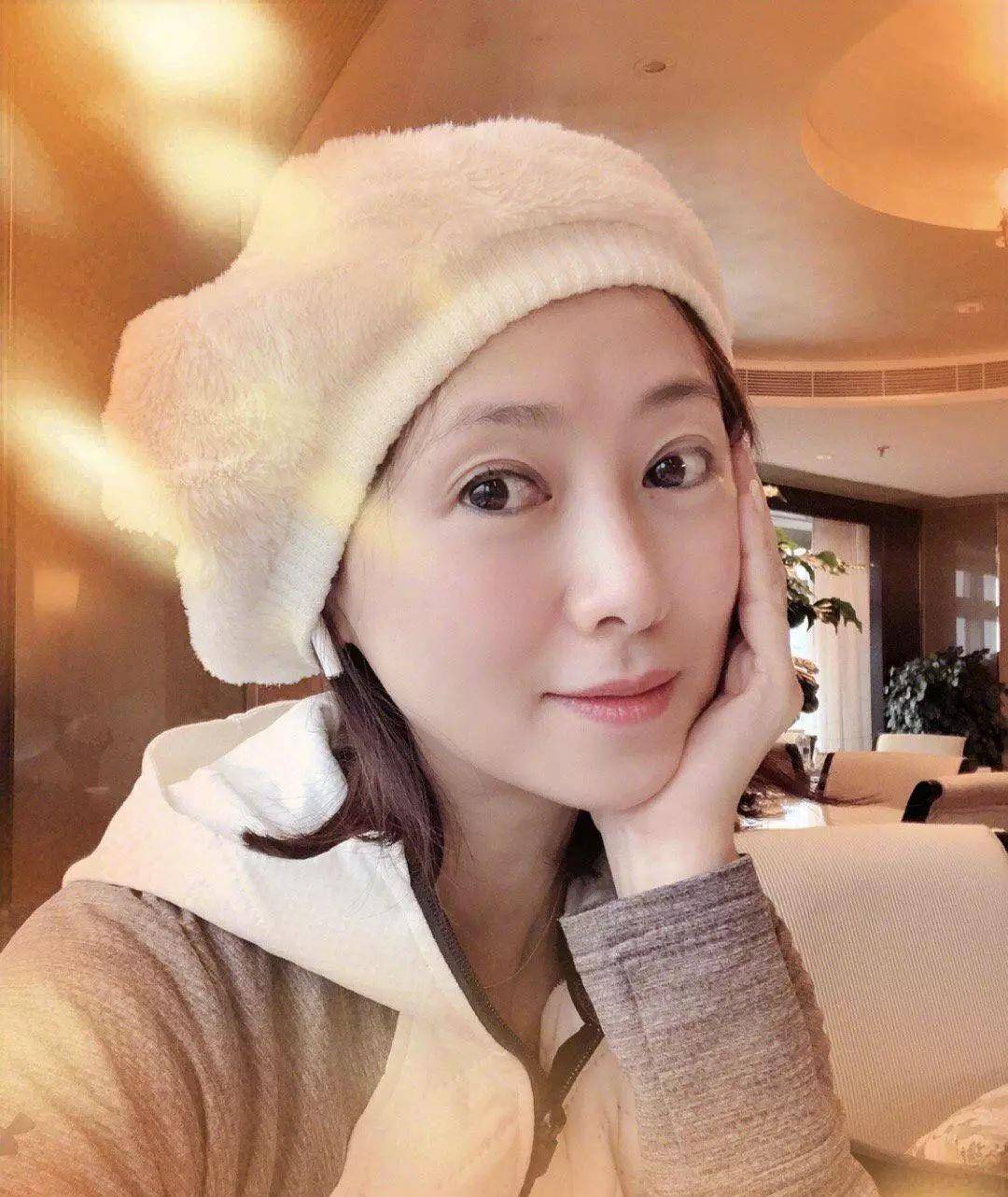 2003年,翁虹和交往仅有半年多的知名大西洋赌场副总裁伍伟杰结婚.