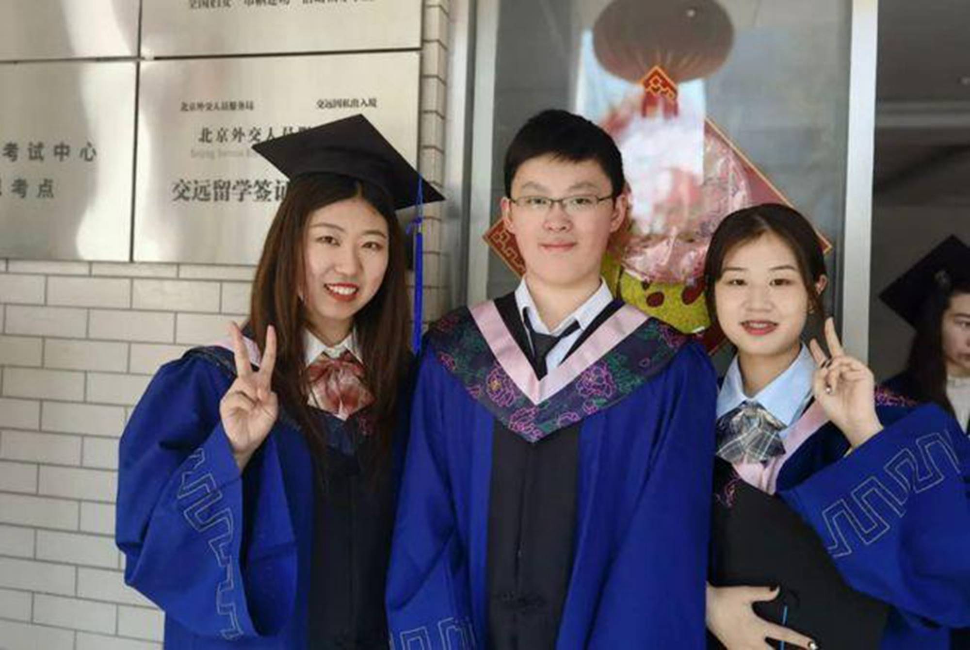 14岁读研17岁读博,这位新晋文科博士,研究生时还能过儿童节_胡耀元