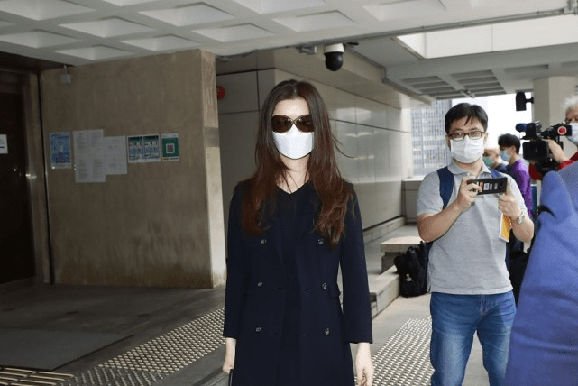 周星驰前女友于文凤私下穿的很低调,与大16岁富三代老公挺配