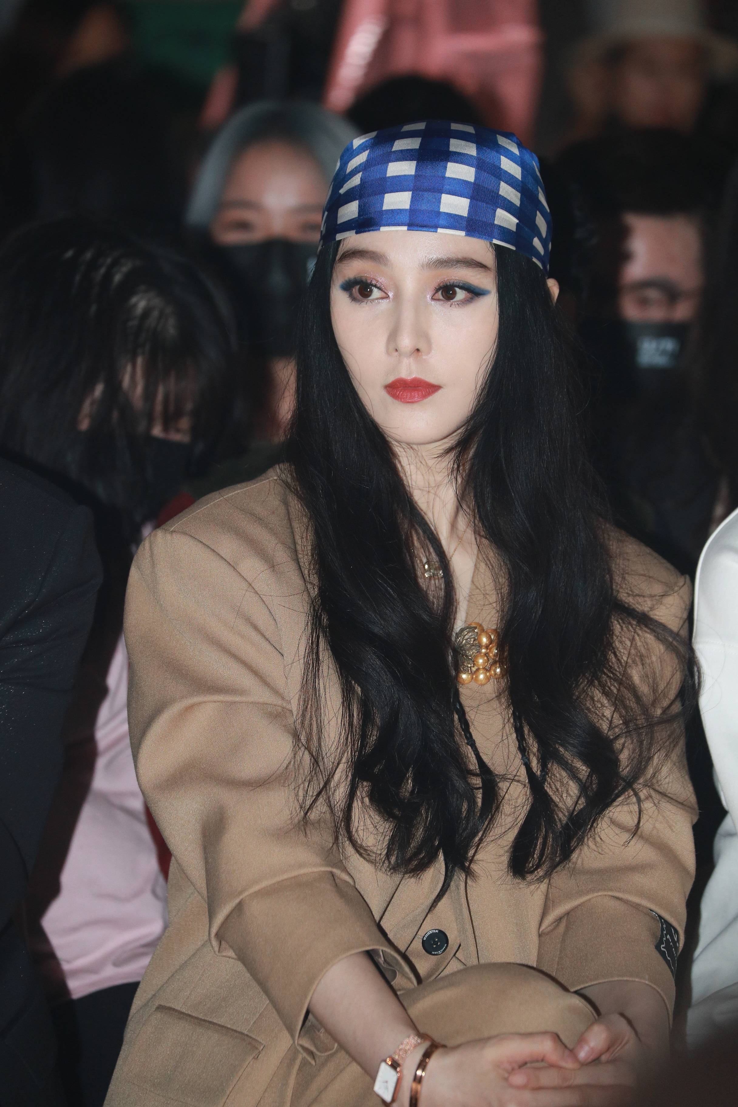 范冰冰绑头巾看秀潮范足 肌肤白到发光状态能打