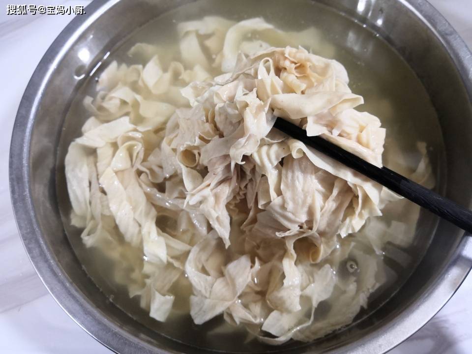 原创
春天干燥多吃这道菜,有肉有菜还有汤,一道菜吃全家,不上火营养多