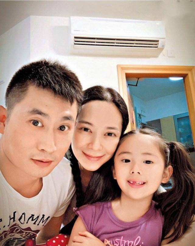 原创46岁冻龄港姐郭羡妮带女儿畅游乐园 珍惜与女儿相处的时光