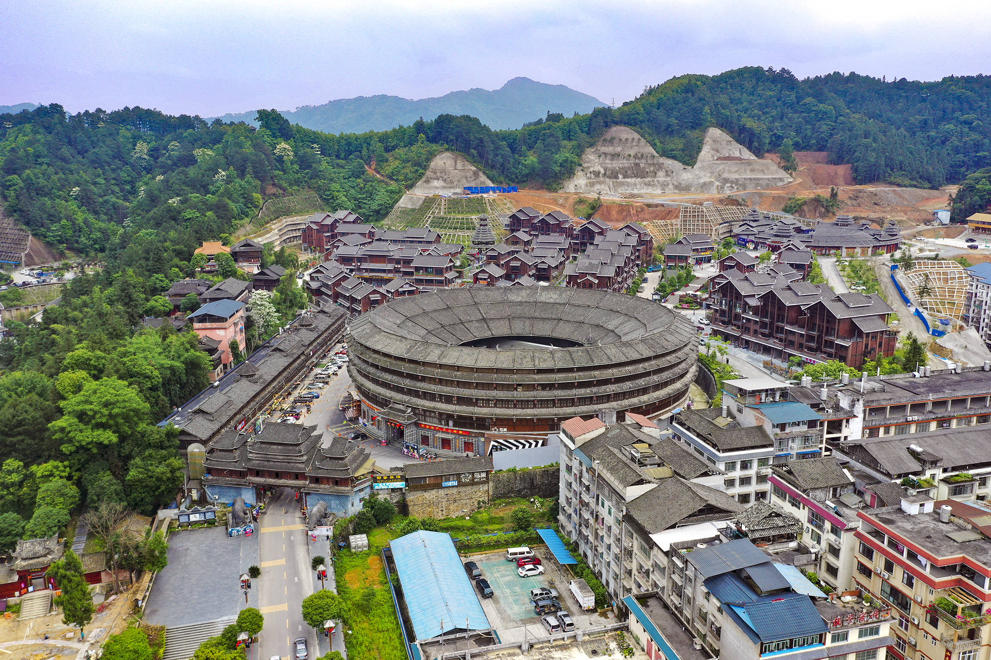 三江县的鸟巢位于月也侗寨,"月也",在侗族人的习俗里是集体做客的意思
