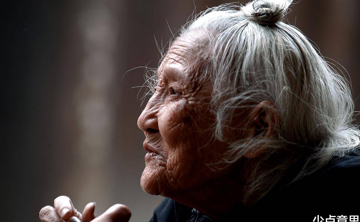 干净利落的老人视频 7acc484da51749cbaf78d40dfe04608e.jpeg