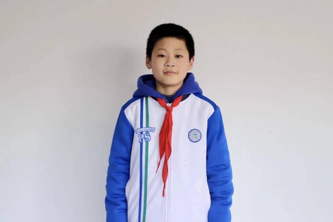 他叫张哲铭,是一个勤奋好学,品学兼优,乐观向上的小男孩.