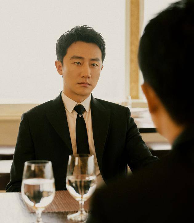 其工作室立即地做出了反应,并且发布声明称:"我司艺人黄轩与hm品牌已