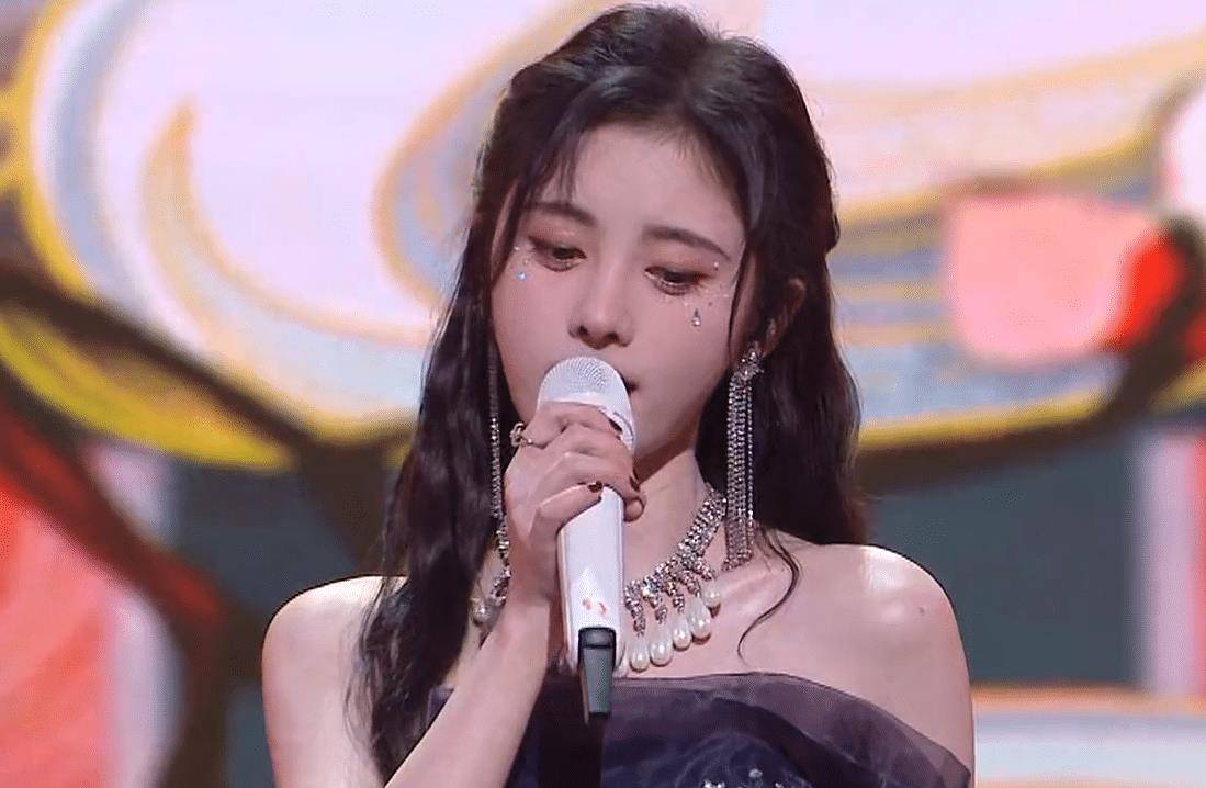 原创鞠婧祎上台唱芙蓉镜头一扫而过生图中的腰围我心动了