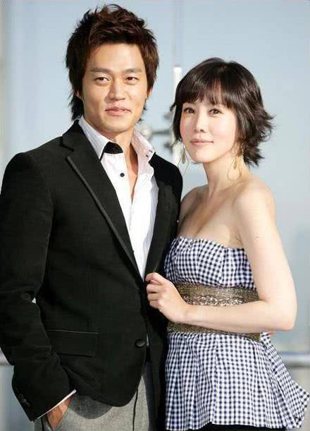 《巴黎恋人》女主与丈夫爬山,素颜露面像变了个人_金廷恩