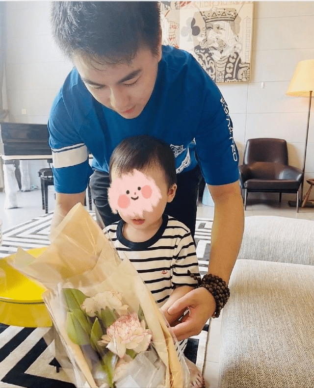 奚梦瑶官宣怀二胎 4月亮相孕味明显 甜蜜喊话母亲节收两束花 何猷君 奚梦瑶官宣怀二胎 4月亮相孕味明显 甜蜜喊话母亲节收两束花 何猷君