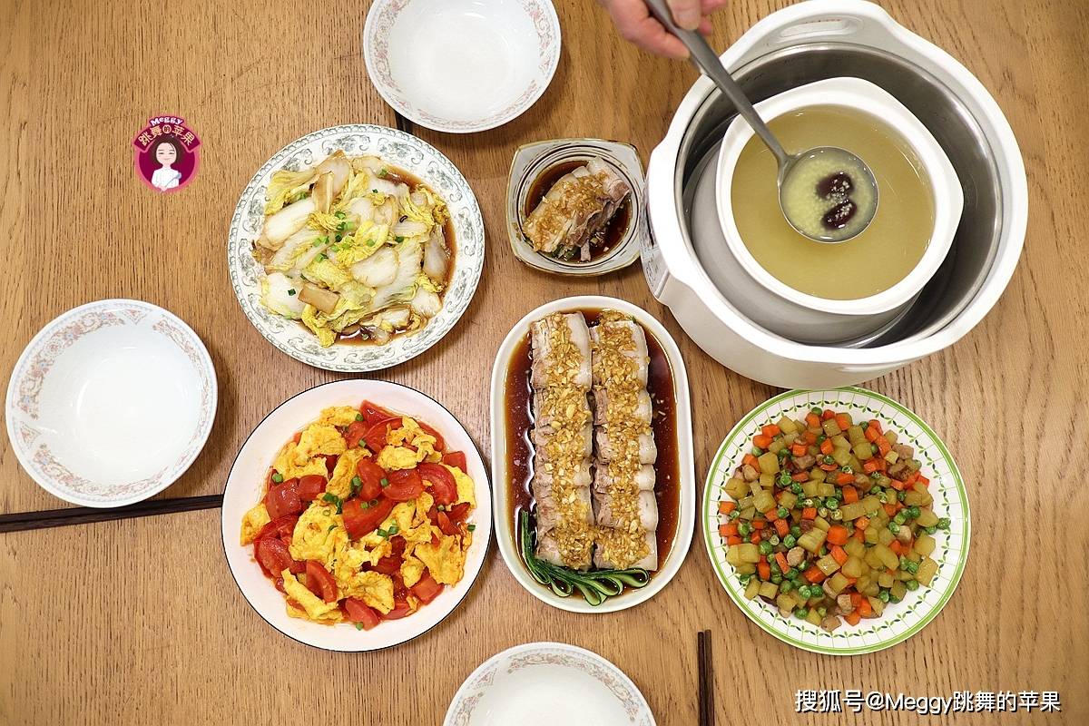原创
巧妈妈精心搭配高考营养晚餐,4菜1粥,蒜泥白肉开胃解馋
--【蒜泥白肉】----【红枣小米汤】----【猪肉三丁】----【西红柿炒鸡蛋】----【花椒炝炒娃娃菜】