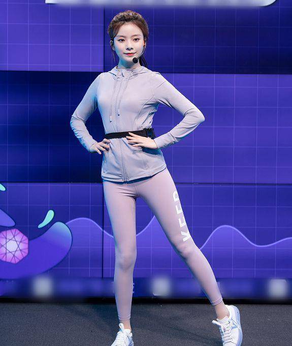 所以这次陈卓璇直接是一身很轻便的健身套装造型出现在现场,上身是一