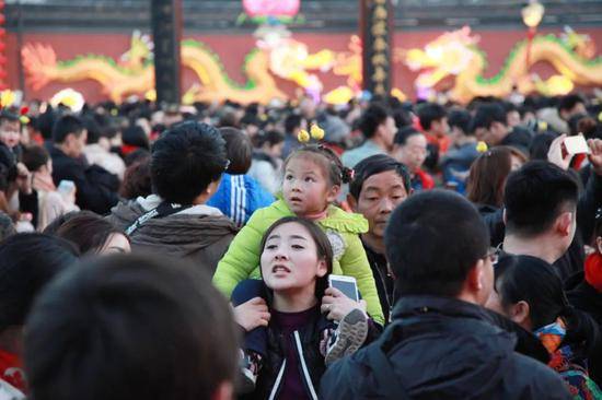 中国人口什么时候减少_中国人口出生率4年下降2.47‰,专家一语道破:不想生、不