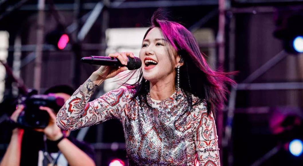 她曾沦为酒吧驻唱,因一首歌红了,如今身家不菲人人羡慕!_谭维维