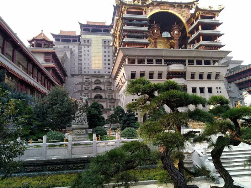 广西玉林有一座云天宫看上去像是布拉达宫的高仿版票价不菲