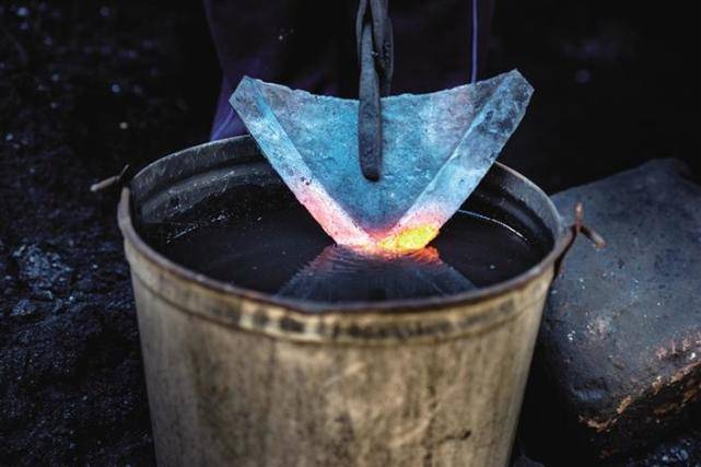 烧 制火花四溅夫妻铁匠和他们的手工铁制品来源:团结报声明:转载此文