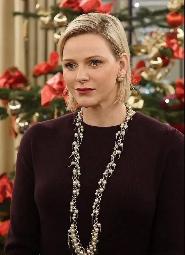 摩纳哥最美王妃夏琳嫁大20岁亲王却被绿剃朋克头打脸出轨丈夫