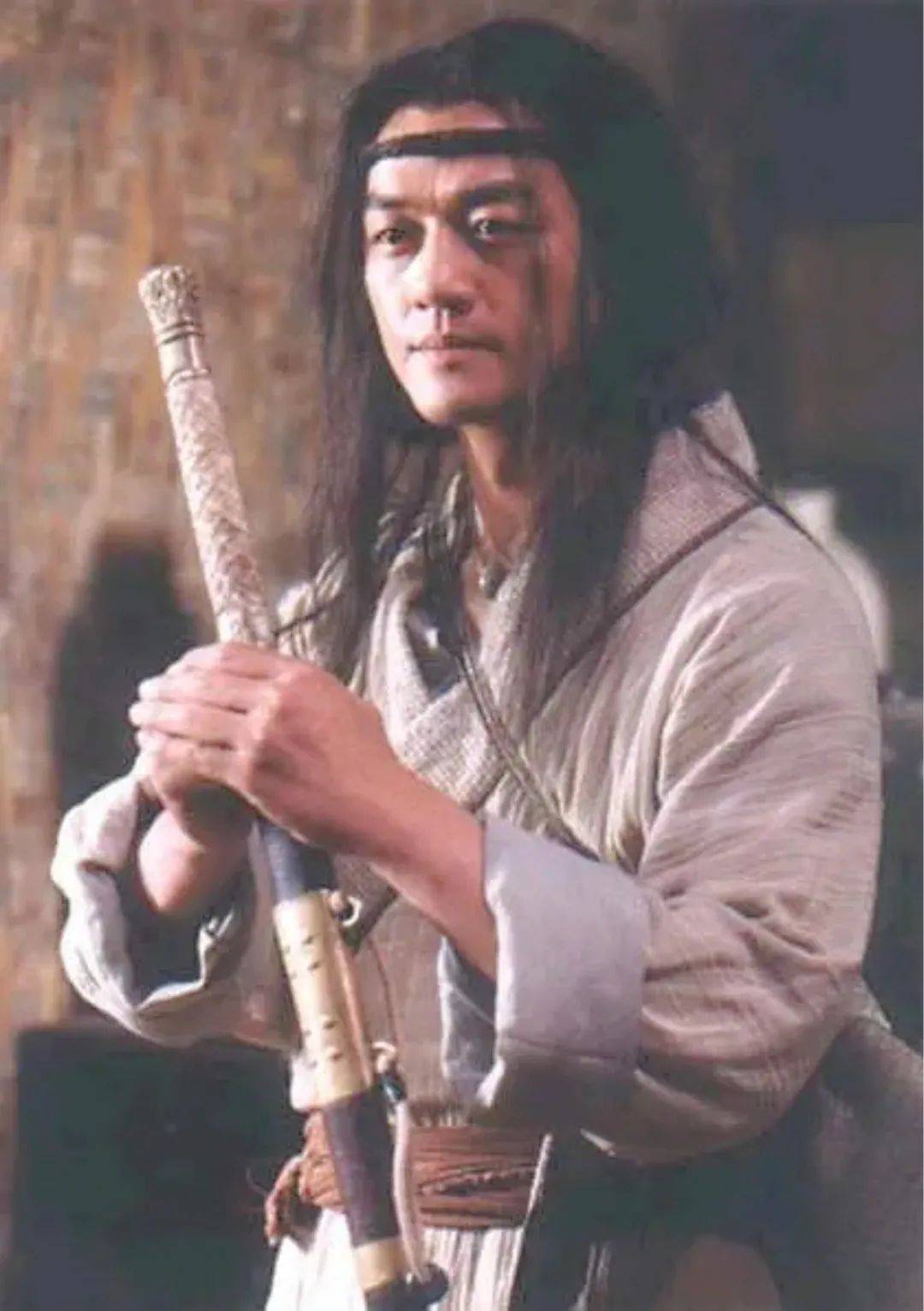 早年间凭借一部青春偶像剧《将爱情进行到底》走红的李亚鹏,在2000年