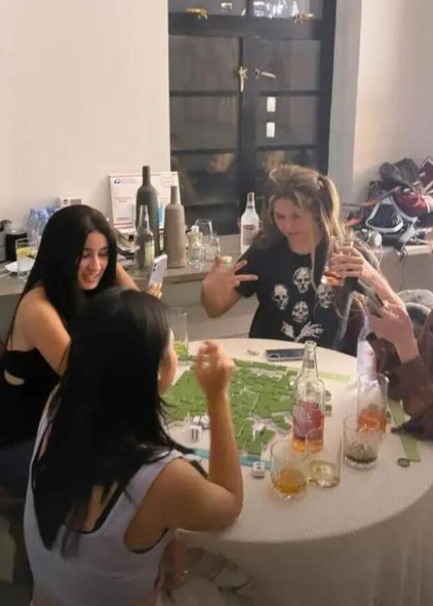 女喝酒老总床_喝酒图片女(2)