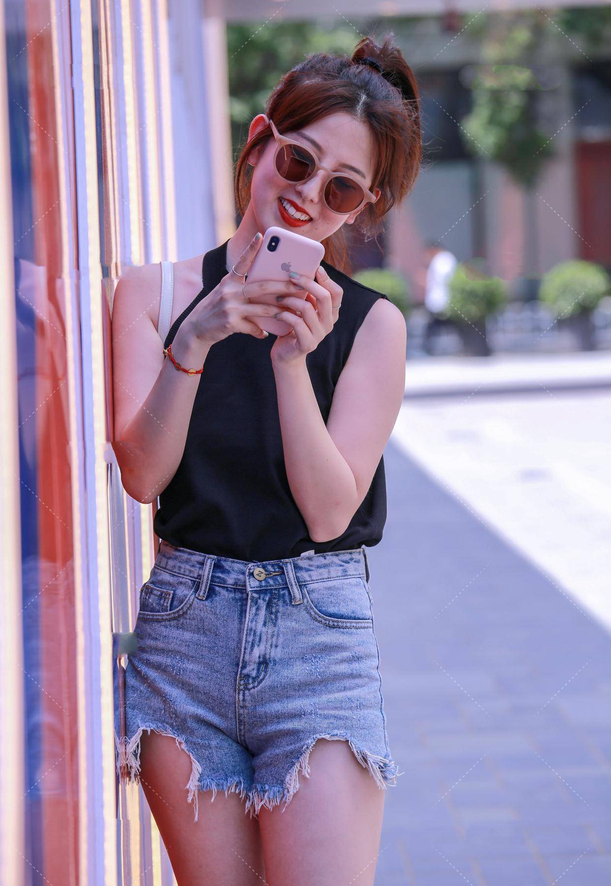 不对称背心搭配不规则短裤性感娇俏个性前卫