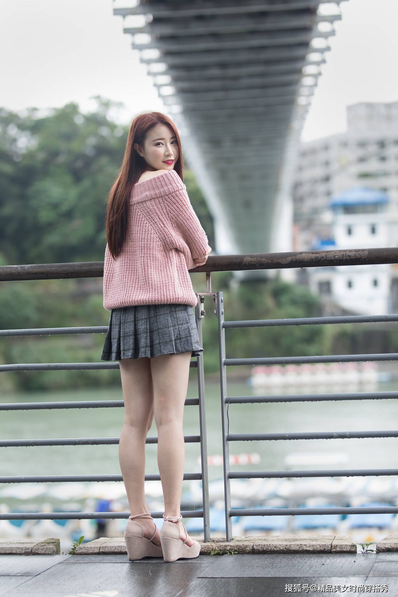 长袖冰丝衫百褶短裙搭配盘带垫跟凉鞋上暖下凉的感觉美美哒