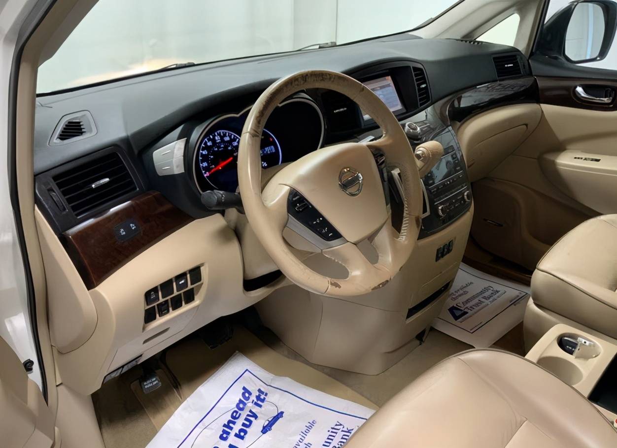 移动大沙发,十年不换代的日产贵士,比的就是舒适?