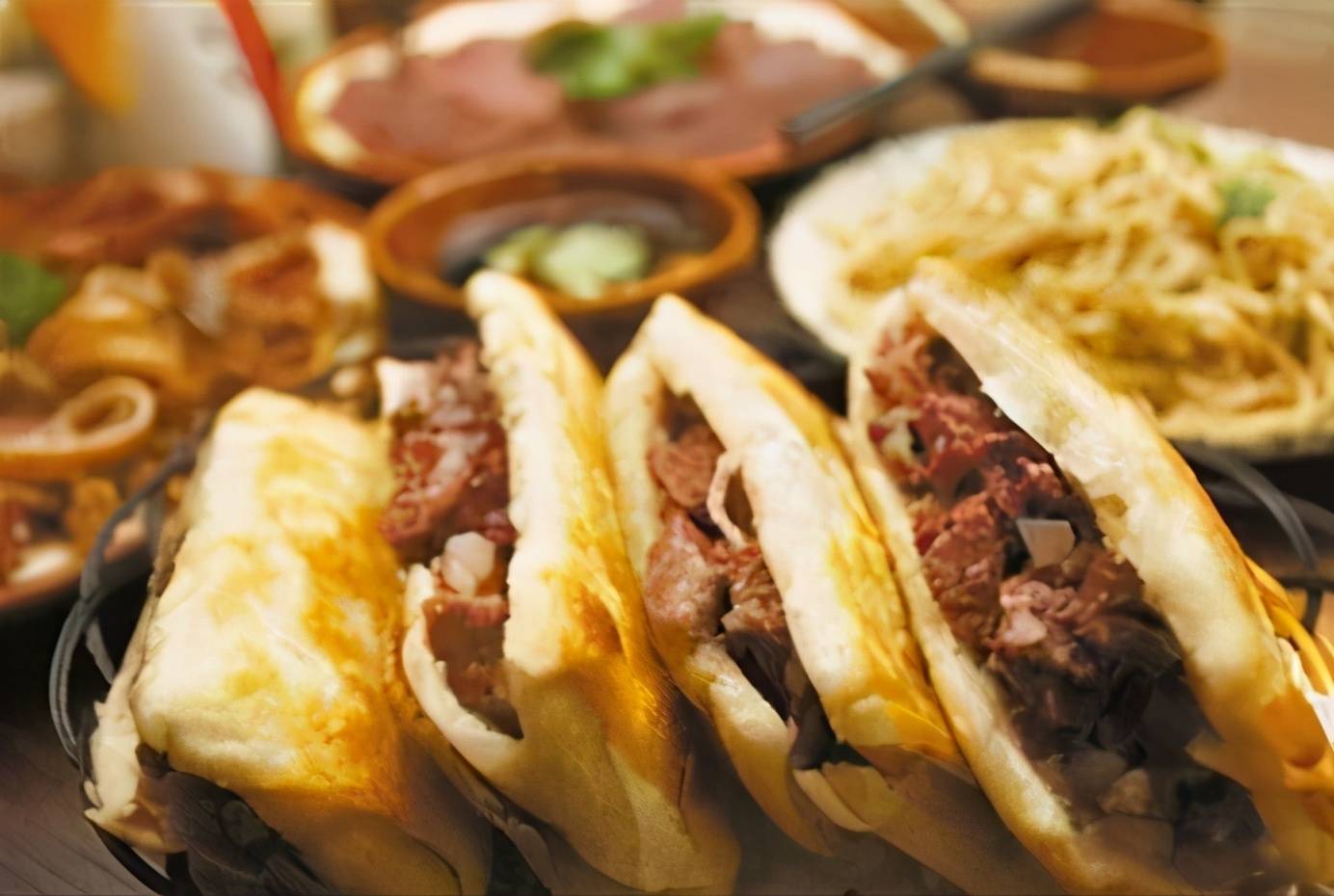 山东的汉子煎饼卷完大葱卷一切,给陕西人一个馍,他能夹起全世界.