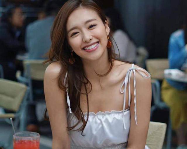 原创90后香港小姐冠军初恋脸a4腰加大长腿网友新一代女神