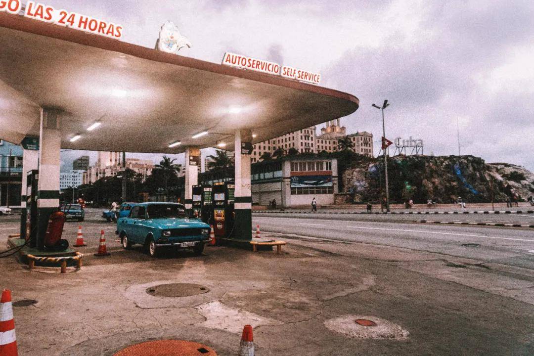 荒野中的加油站也可以富有诗意 / unsplash罗斯金还有一个观点让老