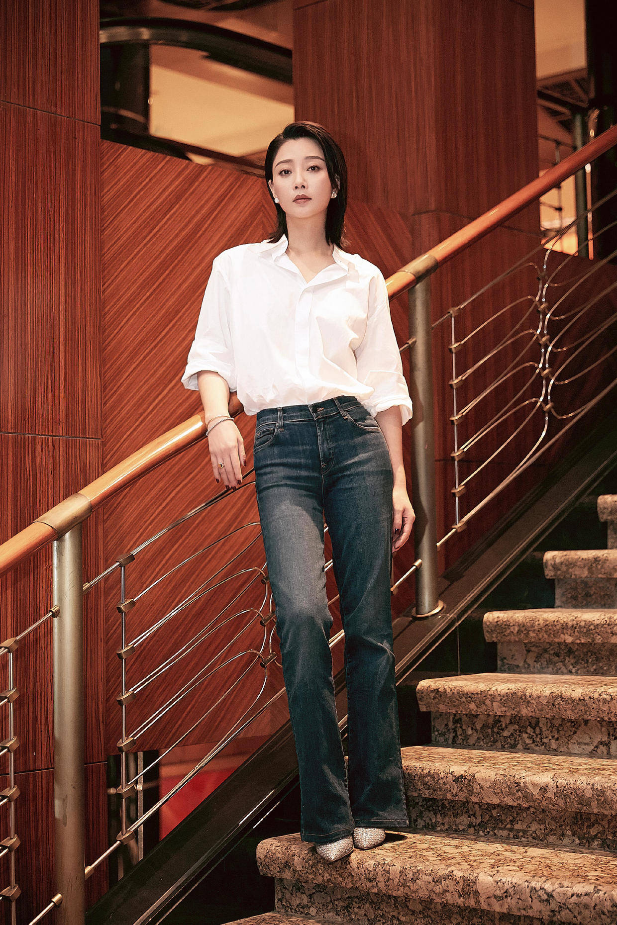 原创被殷桃丰润饱满的身材迷住了穿一袭亮蓝色吊带裙亮相高贵时髦