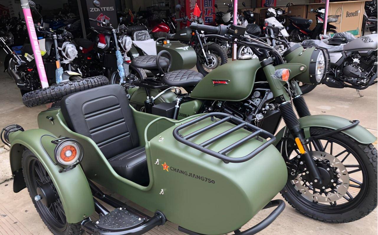 成都摩友花58万买辆长江750三轮造型经典耐看开箱现场受围观